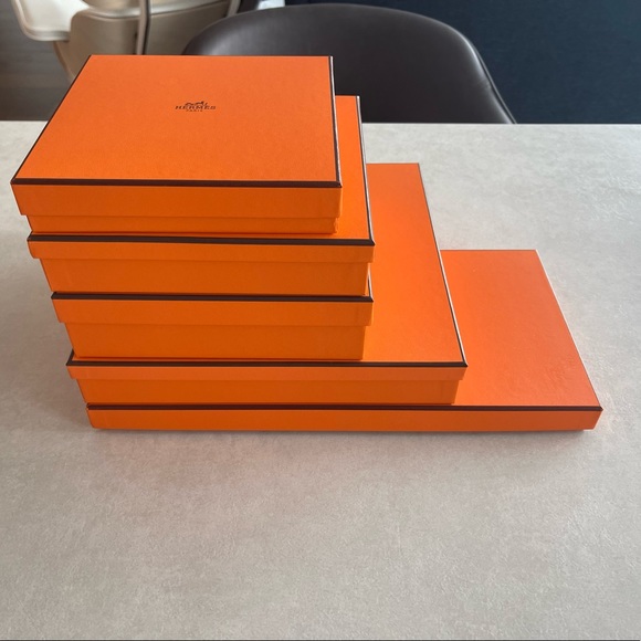 Hermes box listing per box, price is for each box, bundle pricing available - Picture 4 of 5